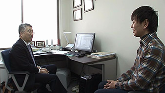 認知行動療法の先生と面接する木村さんの写真