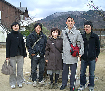 栗川さんと家族の写真