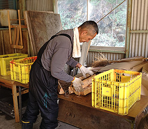 薪作りの仕事をする山根さんの写真