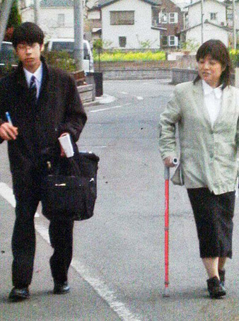 スーツ姿の息子さんと樺沢さんの写真