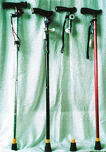 印南さんが開発した杖が４本映った写真