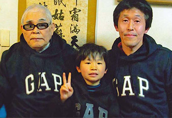 折山さんと息子さん、お孫さんとの写真