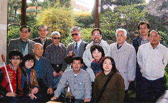 田中さんと仲間たちとの記念写真
