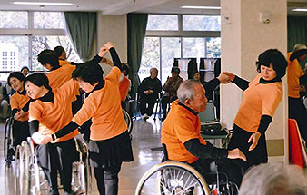 萩原さんが車椅子ダンスをしている写真