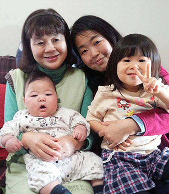 中村さんと娘さんの子供２人と一緒の写真