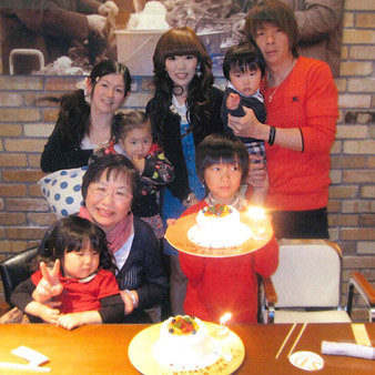 ケーキを前に森川さんと息子さん・娘さんのお孫さん達が揃った写真