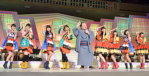写真：宝富士関と私立恵比寿中学が、ゲラゲラポーのうたを歌っている。