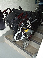 写真：自動制御の車輪で階段を上り下り