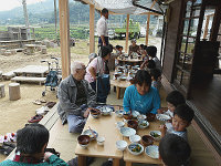 写真：縁側で近所の高齢者と園児が一緒にお昼ごはん