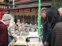 写真：引き売りの終点、お寺の境内でメロンパンを販売している様子