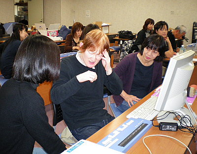 写真：パソコンに挑戦する盲ろう者と支援者