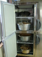 画像：支援金で購入した業務用冷凍冷蔵庫