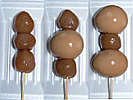 画像：左が玉こんにゃくが３つ串に刺さった玉コン、中央は３つのうち真ん中が煮卵の玉ゴン、右は上下が煮卵のメガ玉ゴン
