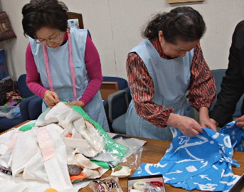 写真：縫製作業をするボランティア