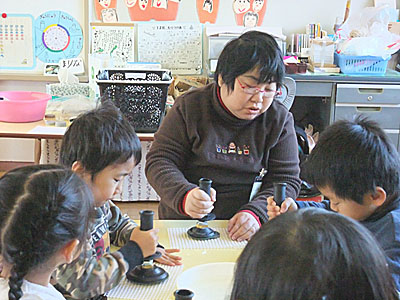 画像：幼稚園での石手磨き講座の様子