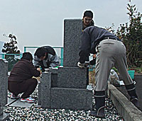画像：お墓の清掃をするメンバーたち