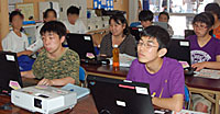 画像：熱心にパソコンに取り組む受講生たち
