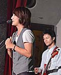画像：ボーカルの山崎史朗さんとベースの八田典之さん